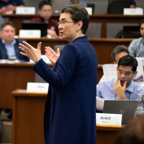 Prof. Linda Ginzel lectures to EMBA participants