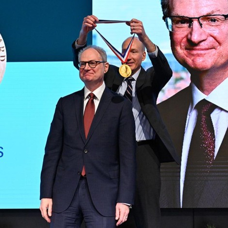 alivisatos_receiving_medal_0.jpg