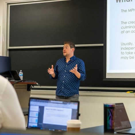 students-listen-to-a-lecture-from-david-moskowitz.jpg
